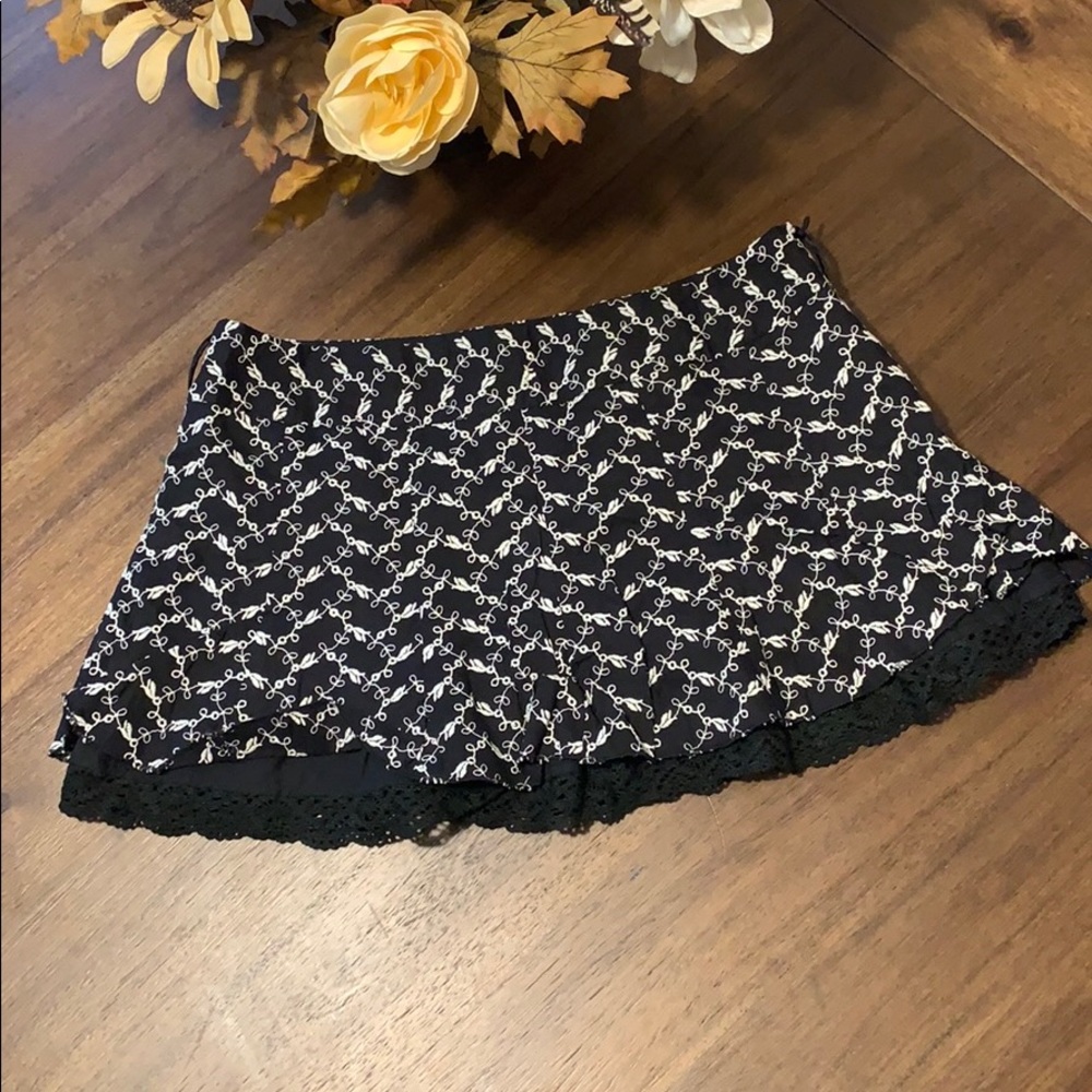 NWT Forever Medium Black & white floral miniskirt